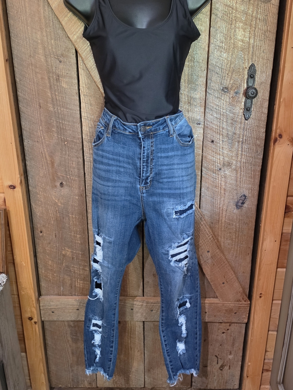 Cello Distressed Skinny Jeans Women’s Size 18– Medium Wash Distressed